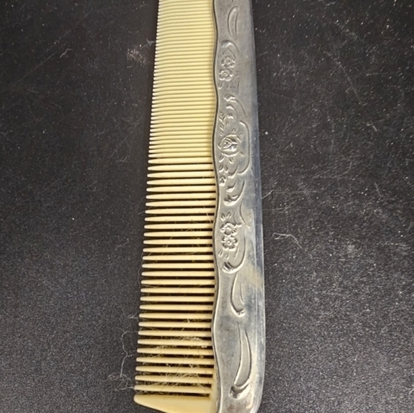 Vintage Victorian silver plate brush and comb set. - Picture 5 of 6